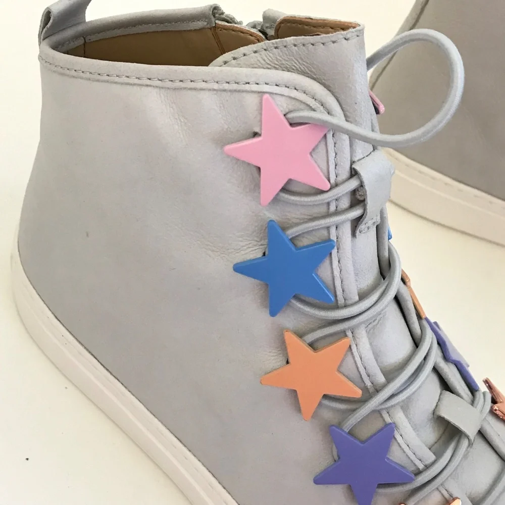KATY PERRY High Top Sneakers with Multicolored Stars Gray Women’s Size 8 NWT